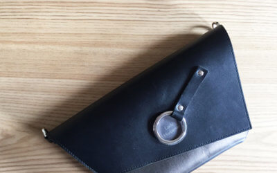 La Pochette : avec une bandoulière en cuir ou une chaîne ? – Premier prototype et comparaison –