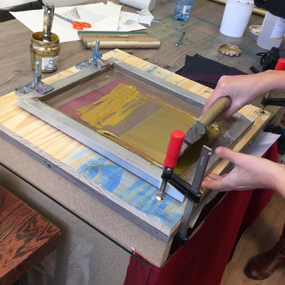 serigraphie par Marie de l'atelier Hop Là pour la casquette de cycliste Lady Harberton Vera Cycling