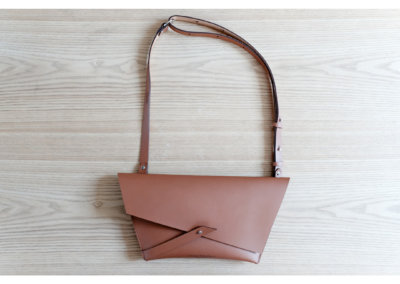 Sac en cuir camel belt bag minimaliste fabriqué en France Lady Harberton