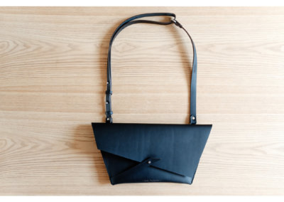 Sac en cuir noir belt bag minimaliste fabriqué en France Lady Harberton