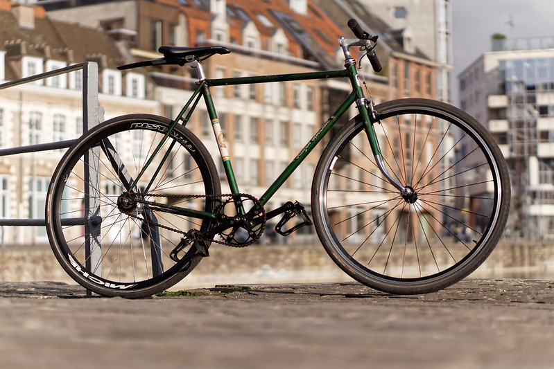 se déplacer à vélo en ville Lady Harberton vélo Helyett speciale vintage 