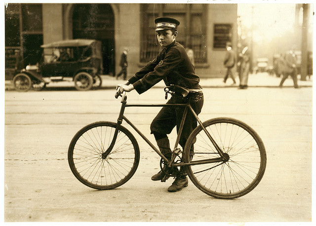 Coursier à vélo Telegraph Boy dans les années 1940