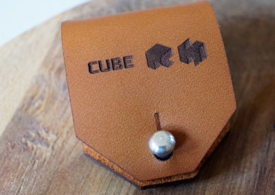 le range écouteurs et câbles en cuir personnalisé lady harberton exemple Cube RH
