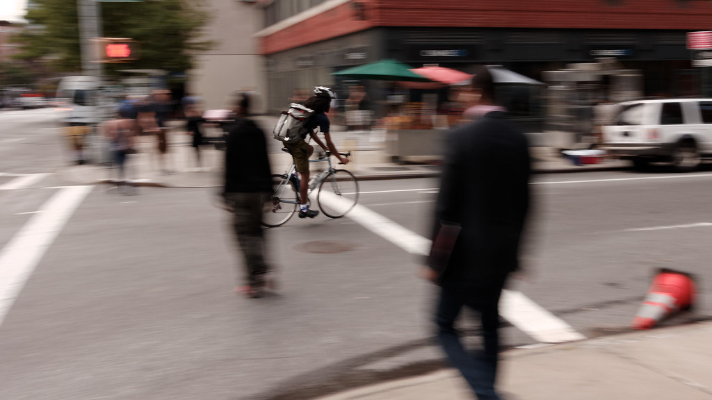 Rouler à vélo en ville coursier à New York